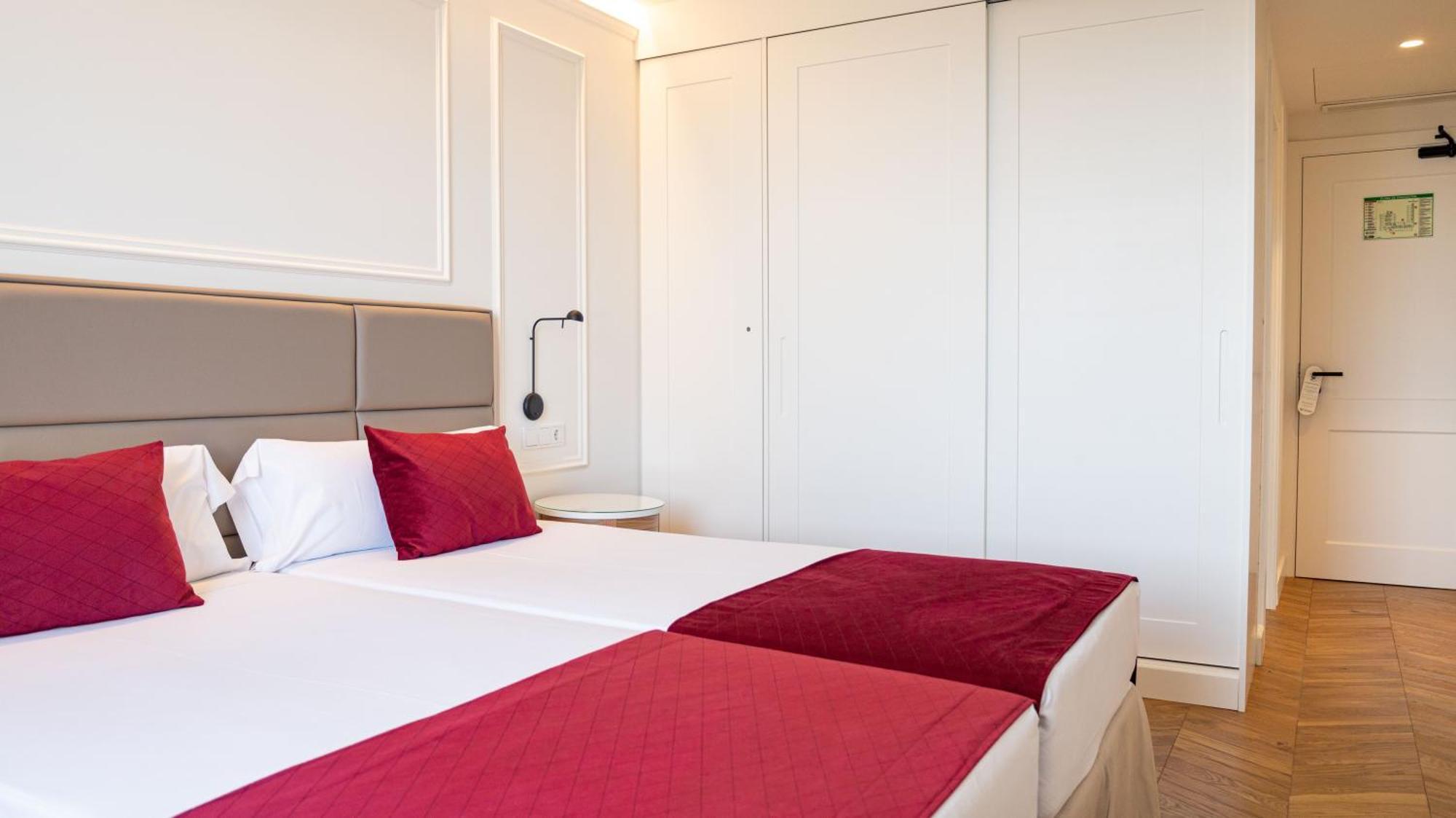 Seth Port Mahon Hotel Екстериор снимка