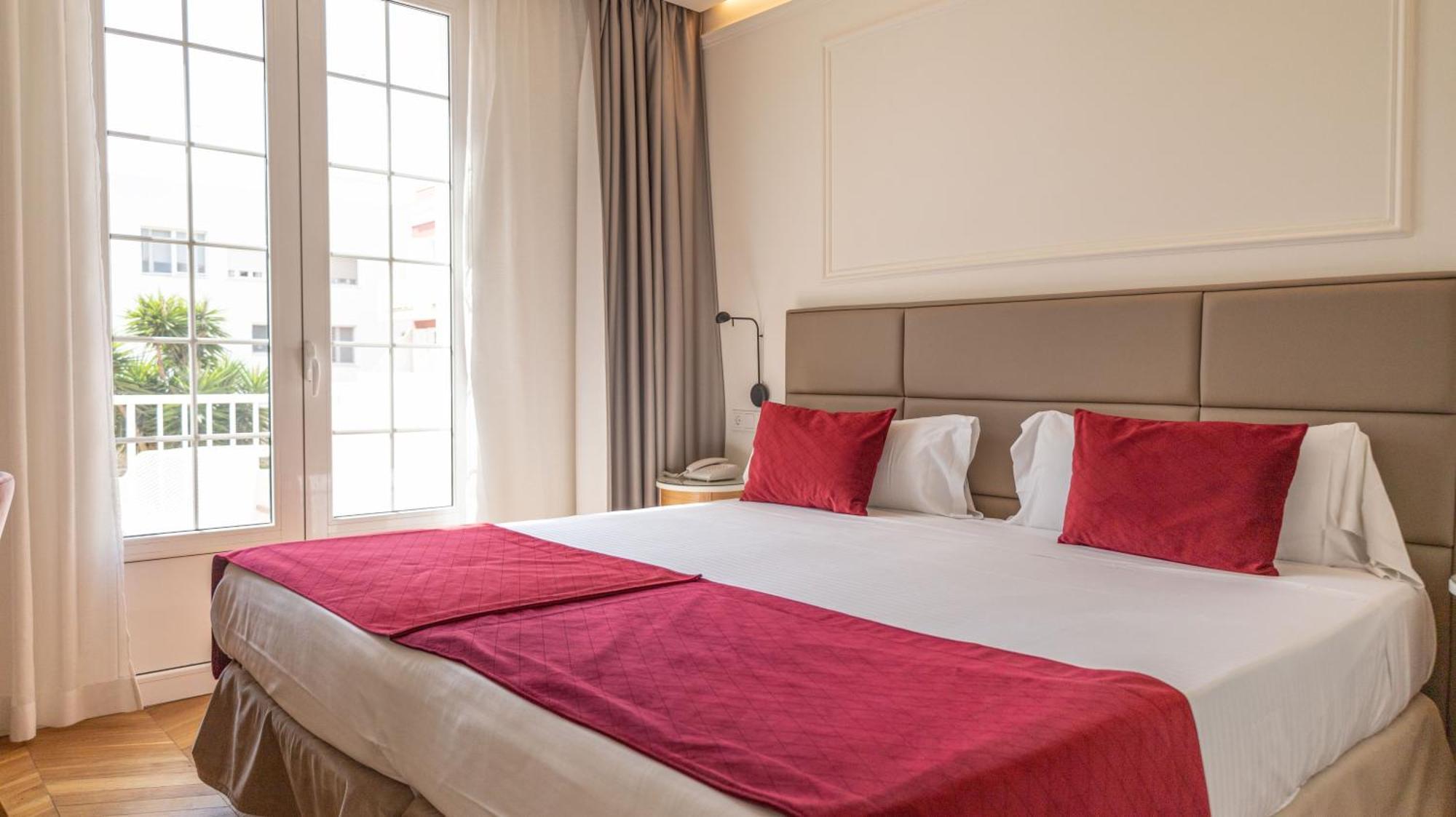 Seth Port Mahon Hotel Екстериор снимка