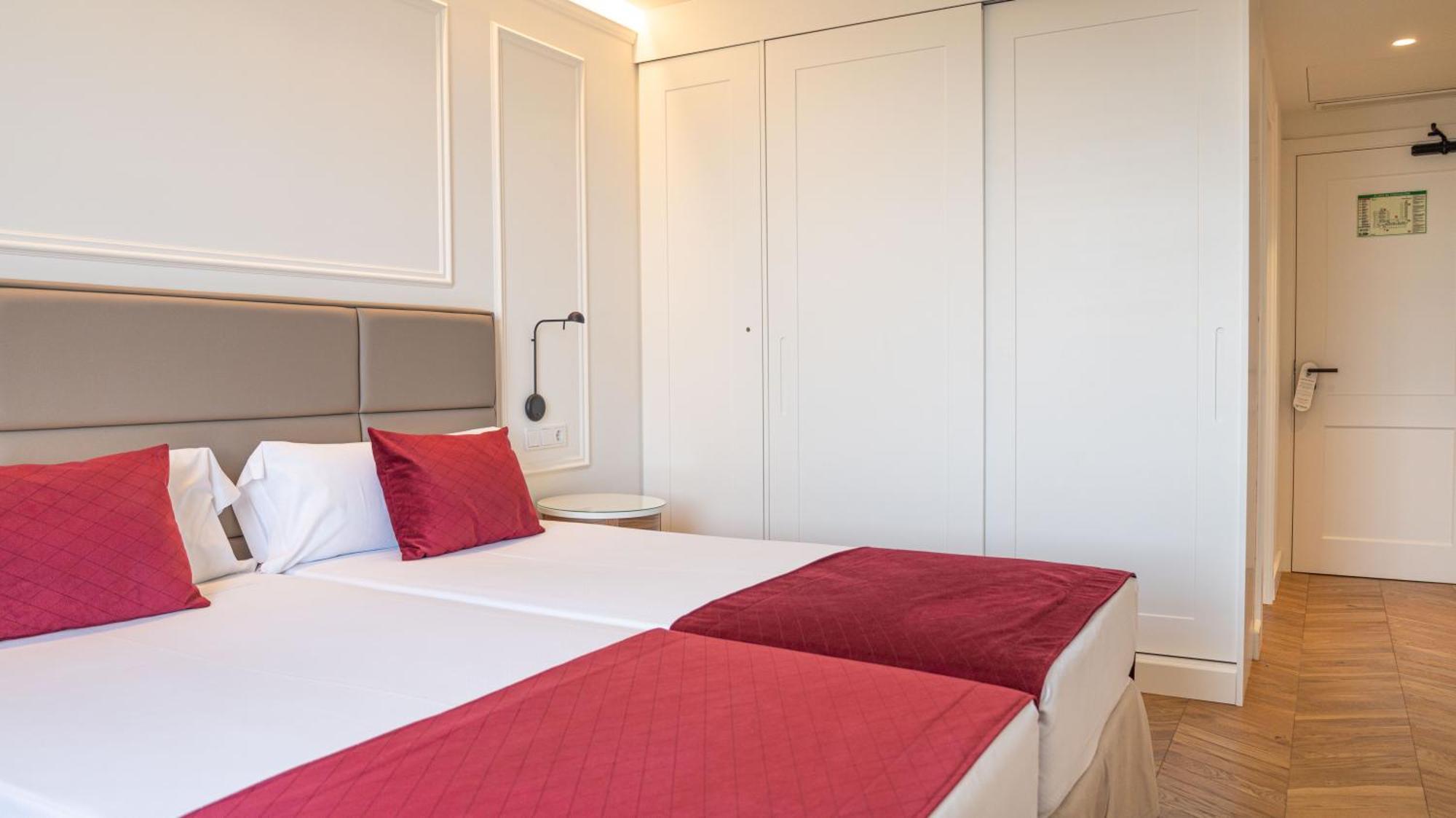 Seth Port Mahon Hotel Екстериор снимка